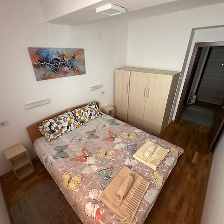 Ira'S 2 Bedroom Central Place With Private Parking Skopje Exterior photo