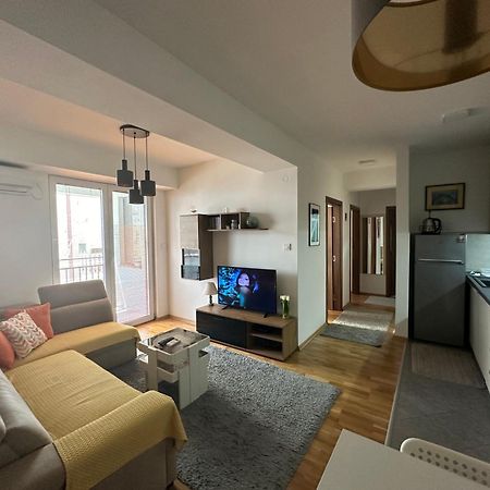 Ira'S 2 Bedroom Central Place With Private Parking Skopje Exterior photo