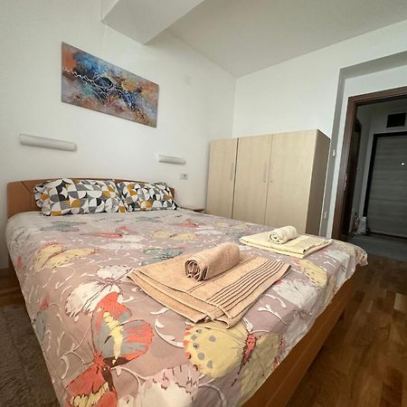 Ira'S 2 Bedroom Central Place With Private Parking Skopje Exterior photo