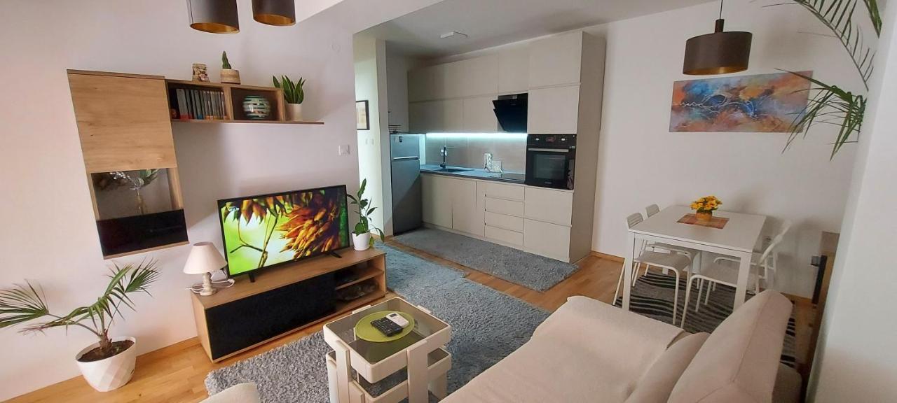 Ira'S 2 Bedroom Central Place With Private Parking Skopje Exterior photo
