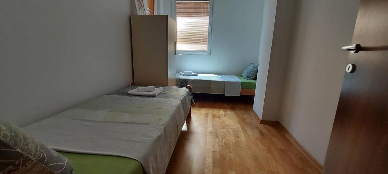 Ira'S 2 Bedroom Central Place With Private Parking Skopje Exterior photo
